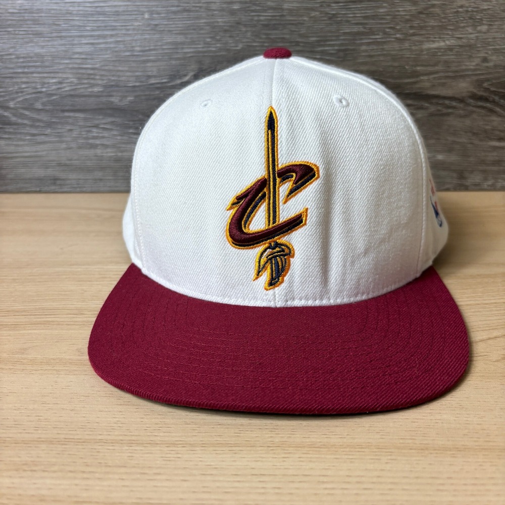 Cleveland Cavaliers Hat Snap Back‎ Off White Red NBA Basketball Mitchell & Ness